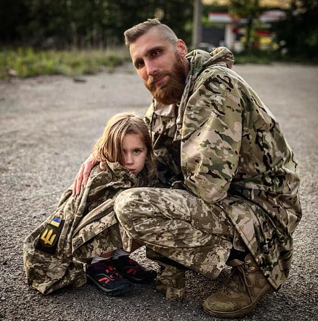 "Пишу від імені тисяч військових". Що відомо про бійця ЗСУ і поета Павла Вишебабу